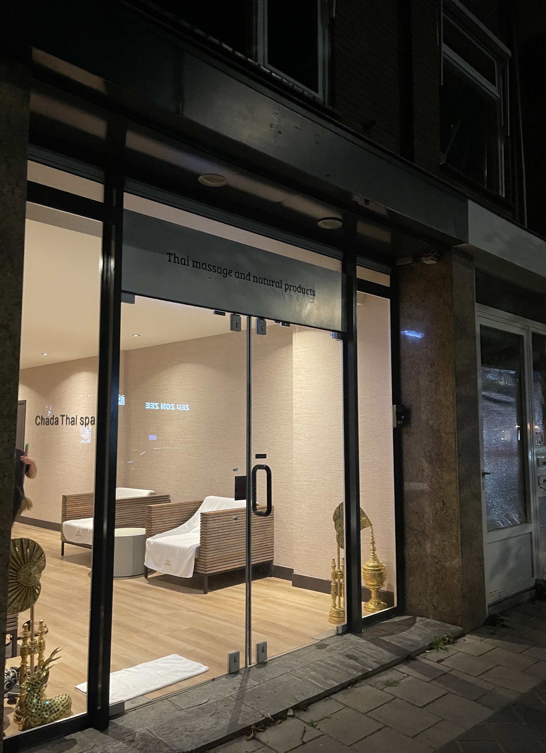 De verlichte ingang van Chada Thai Spa aan de Adriaen van Ostadelaan